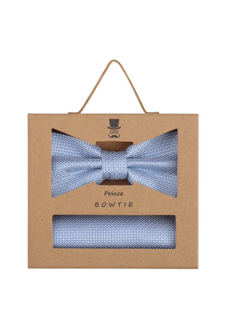 Helleblauer, strukturierter Fliegenknoten in einer Pappschachtel mit einem Fensterausschnitt; umfasst ein passendes Einstecktuch.