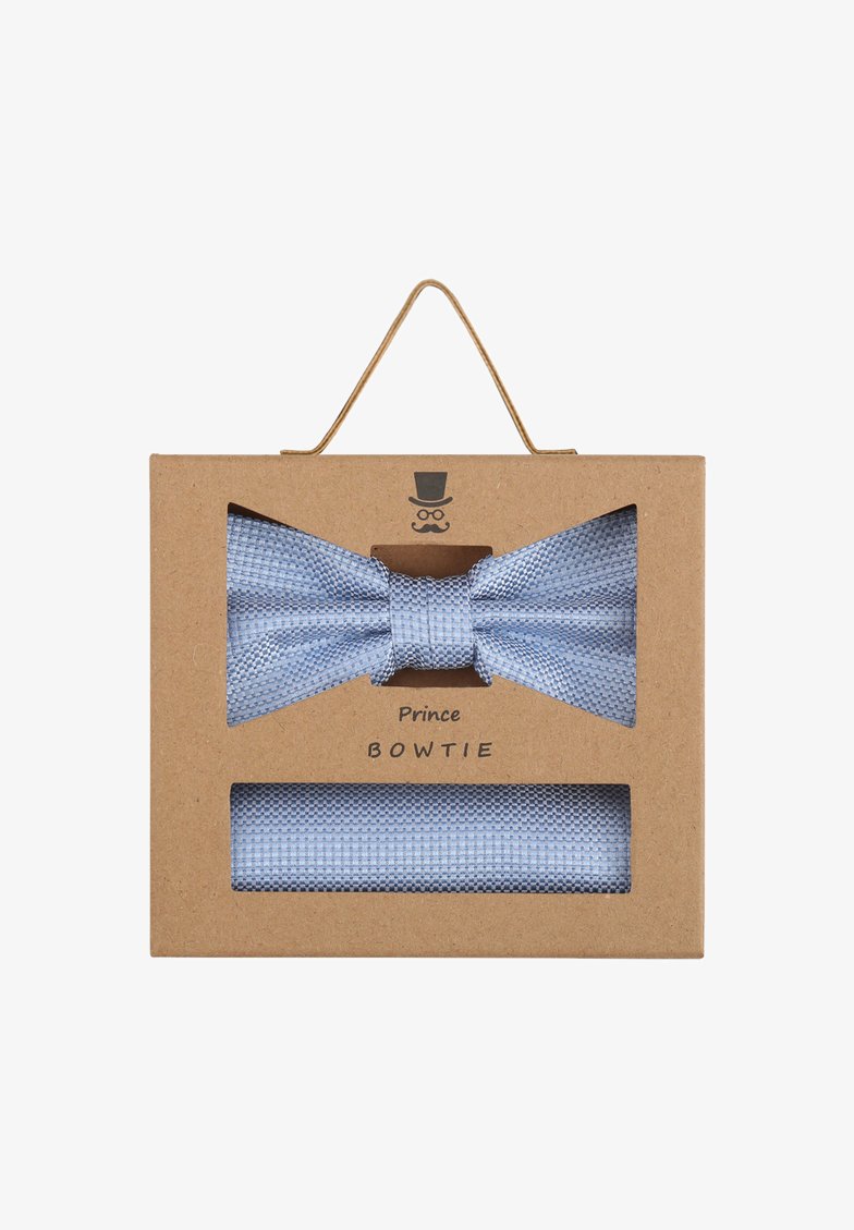 Helleblauer, strukturierter Fliegenknoten in einer Pappschachtel mit einem Fensterausschnitt; umfasst ein passendes Einstecktuch.