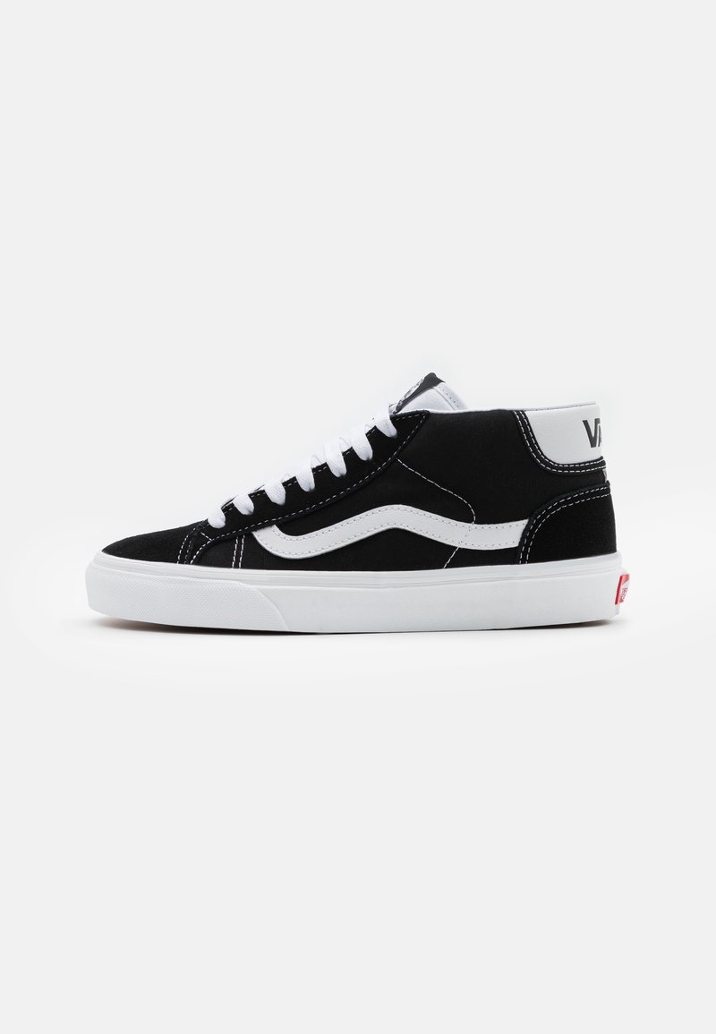 Basket montante noir et blanc avec lacets blancs, bande ondulée blanche sur le côté et semelle blanche avec logo rouge au talon.