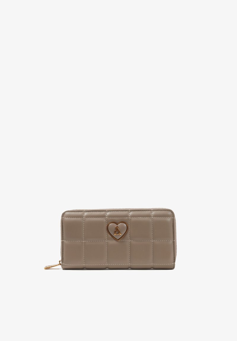 Beige quiltet pung lavet af blankt materiale, med en gylden hjerteformet hardwaredetalje og en lynlåslukning langs kanten.