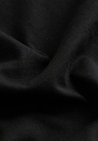 Tessuto nero con una superficie liscia e una fine costina, che mostra pieghe e increspature sottili. Materiale morbido con un colore uniforme.