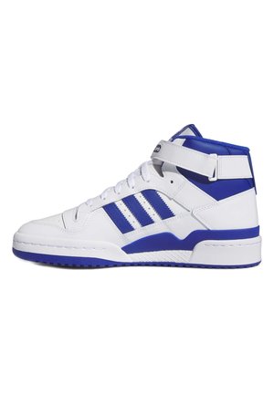 Baskets montantes Adidas blanches et bleues avec trois bandes bleues, lacets et bride Velcro à la cheville, vues de côté sur fond blanc.