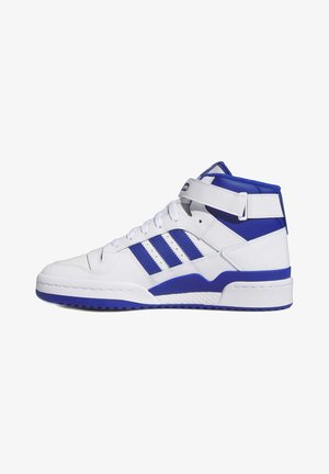 Baskets montantes Adidas blanches et bleues avec trois bandes bleues, lacets et bride Velcro à la cheville, vues de côté sur fond blanc.