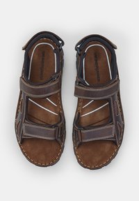Bruna lädersandaler med justerbara kardborreband, vadderade sula och dekorativt broderi. Öppen design med ventilerande sidor.