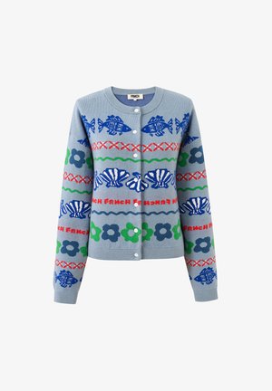 Lichtblauw vest met knopen, versierd met blauwe vissen, blauwgroene bloemen, roodgroene golvende lijnen en blauwe schelpenpatronen.