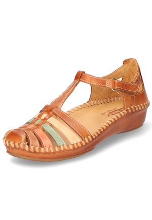 Sandalia de cuero marrón con diseño de punta abierta, presenta rayas horizontales multicolores y costuras decorativas a lo largo de los bordes. Tacón de cuña bajo.