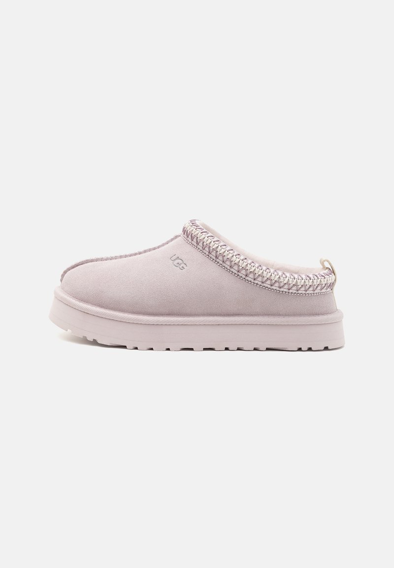 Lila mockasiner i suede med en vävd detalj längs kragen, en texturerad gummisula och en diskret logotyp på sidan.