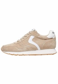 Beige Wildledersneaker mit weißen Akzenten, abgerundeter Zehenpartie, strukturiertem Obermaterial und einer Gummisohle mit Kaugummidetail. Die Schnürsenkel sorgen für einen sicheren Sitz.