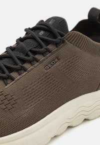 Geox SPHERICA - Tenisky - dark military/black