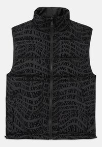 Fekete párnázott mellény, amelyet egy teljes felületű, texturált nyomat díszít, különböző irányokban a "VERSACE" és "COUTURE" feliratokkal. Elöl cipzáros záródás.