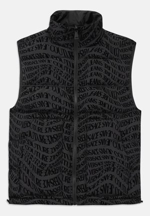 Sort polstret vest med et heltrykt teksturdesign, der viser ordene "VERSACE" og "COUTURE" i forskellige orienteringer. Lynlåslukning foran.