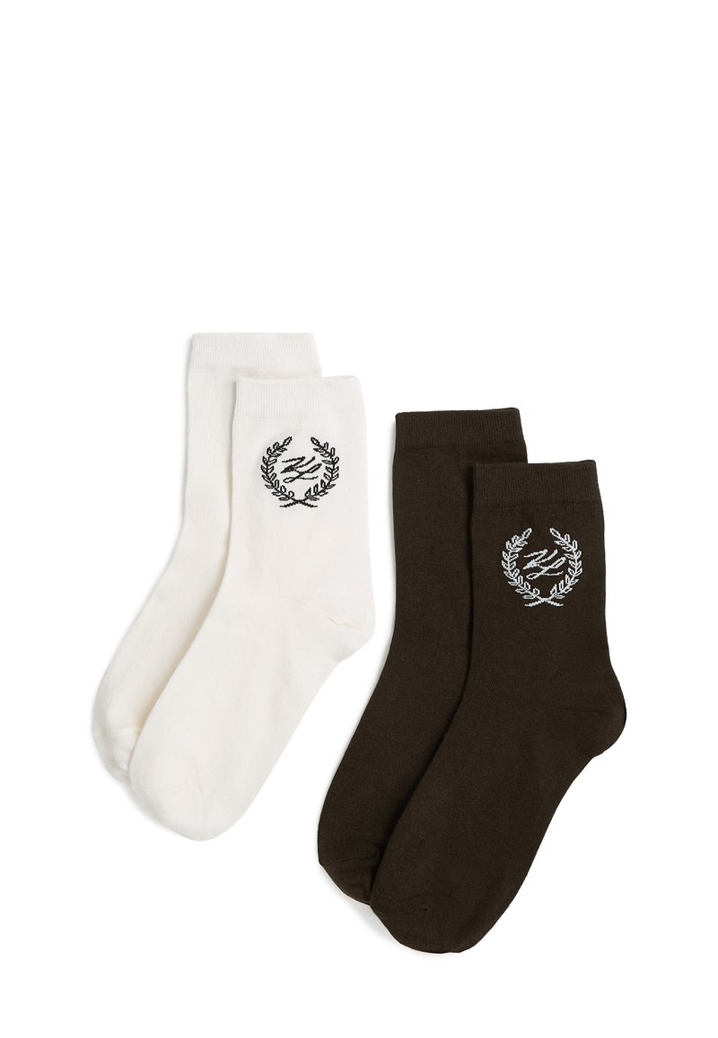 To par sokker i midtkalvslængde, den ene hvide og den anden mørkebrun, hver med et broderet laurbærkranslogo nær kanten.