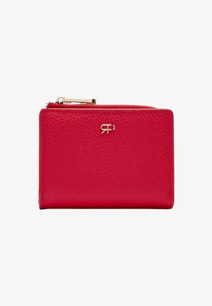 Czerwony skórzany portfel o teksturowanej powierzchni, z złotym logo z przodu i zamknięciem na zamek wzdłuż górnej krawędzi.