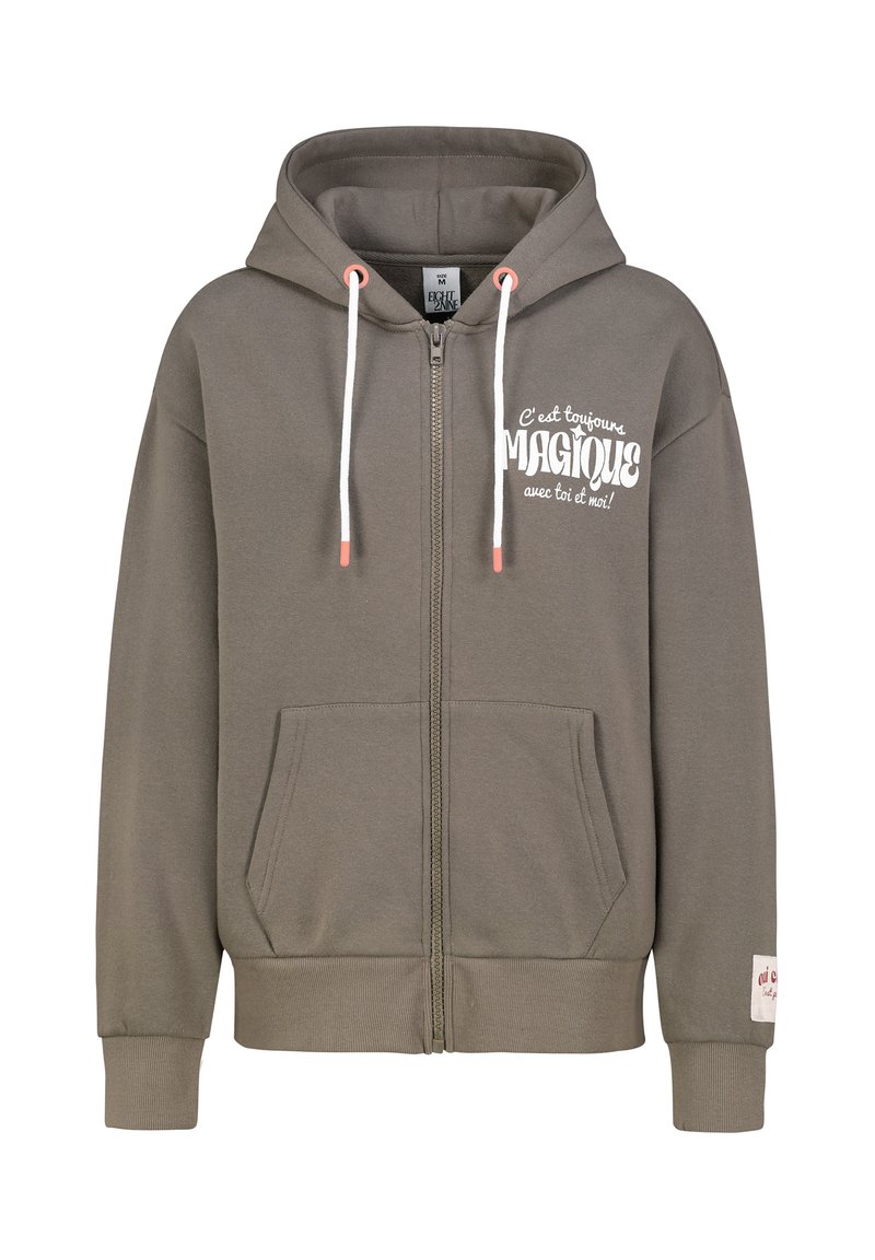 Olijfgroene zip-up hoodie van katoen, met een kangoeroezak, witte trekkoorden en tekst aan de voorkant die luidt: "C'est toujours MAGIQUE."