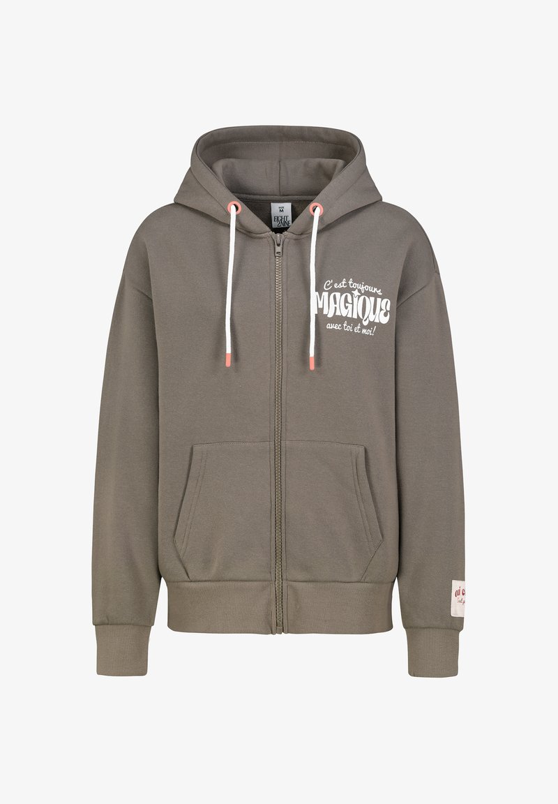 Olijfgroene zip-up hoodie van katoen, met een kangoeroezak, witte trekkoorden en tekst aan de voorkant die luidt: "C'est toujours MAGIQUE."