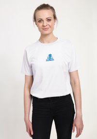 Bílá bavlněná tričko s krátkými rukávy a modrou grafickou designem na hrudi, který zobrazuje stylizované mraky a postavu.
