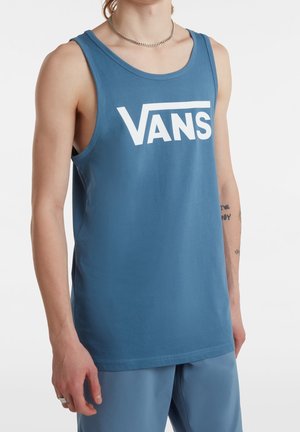 Débardeur en coton bleu avec larges emmanchures, arborant un grand logo blanc "VANS" à l'avant et une texture lisse.