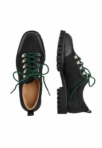 Scarpe in suede nere con lacci verdi, punta rotonda e suola in gomma spessa. Presentano occhielli in argento e un accento in pelle a contrasto.
