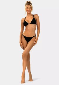Czarny komplet bikini z trójkątnym topem i okrągłymi akcentami na ramiączkach oraz dopasowanymi majtkami bikini z podobnymi detalami. Gładka tekstura.
