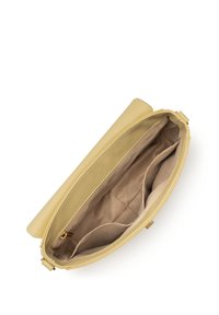 Borsa a tracolla gialla in pelle con finitura liscia, dotata di chiusura a zip e fodera in tessuto beige, numerosi scomparti interni e un design semplice.