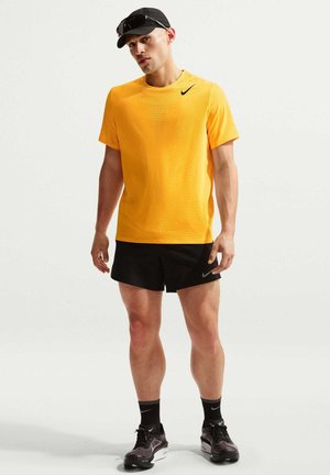 M NK DFADV AROSWFT SS - Sport T-Shirt - laser orange/black