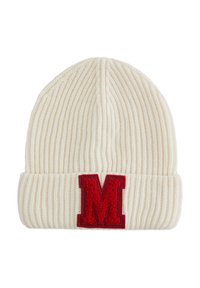 Megzta kepurė kremine spalva su raštuota faktūra. Ant krašto yra raudonas siuvinėtas „M“ lipdukas. Minkšta medžiaga ir prigludęs dizainas.