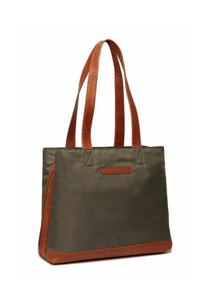 Sac fourre-tout en tissu vert olive avec des garnitures et des poignées en cuir brun. Présente un détail de logo brodé et une forme rectangulaire structurée.