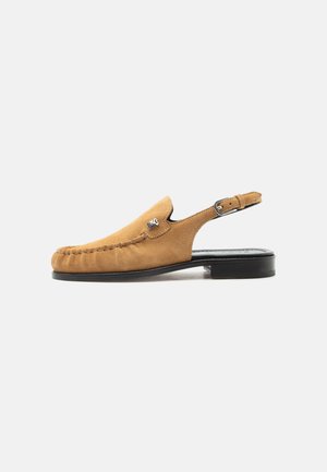 Barna nyersbőr slingback loafer fekete talppal, mokaszin varrással és állítható csatos pánttal.