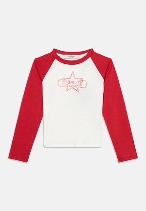 Chemise blanche à manches longues avec manches raglan rouges et un logo étoile rouge avec le texte ""Replay"" sur la poitrine.