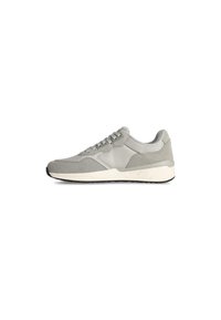 Svetle šedé tenisky s kombinací texturovaných materiálů, šněrovacím designem a bílou mezipodešví s černou gumovou podrážkou.