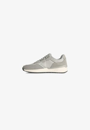 Zapatilla gris clara que presenta una mezcla de materiales texturizados, un diseño de cordones y una entresuela blanca con una suela de goma negra.