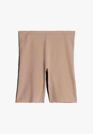 Beige naadloze biker short met een lengte tot halverwege de dij en een glad, rekbaar stof, plat getoond op een witte achtergrond.