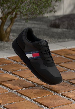 MODERN RUNNER - Sneaker low - black