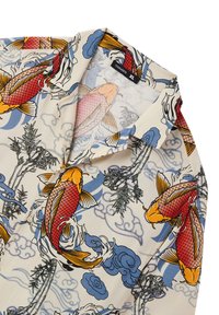 Camicetta a maniche corte con stampa di pesci koi in rosso, arancione e blu su fondo crema, con collo e tessuto leggero.