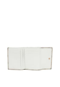 Witte portemonnee met een gestructureerde buitenkant, voorzien van meerdere kaartsleuven en een centraal compartiment. Geaccentueerd met lichtgoudkleurige hardware.