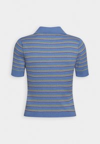 Kortärmad, ribbad polo skjorta i blått med flerfärgade horisontella ränder. Har en krage och en figurnära design.