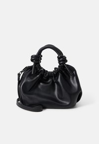 Sac à main en cuir noir avec un design froncé, des poignées courtes et arrondies, et une bandoulière détachable. Texture lisse avec une silhouette douce.
