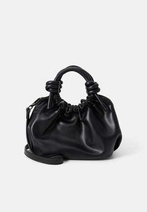 Sort læder håndtaske med en sammensamlet design, korte, rundede håndtag og en aftagelig skulderrem. Glat tekstur med en blød silhuet.
