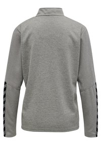 Pullover grigio a maniche lunghe con tessuto testurizzato, colletto alto e strisce diagonali nere sulle maniche. Presenta una vestibilità comoda.