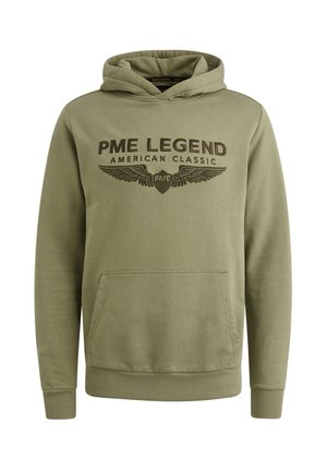 Oliivivihreä huppari, joka on valmistettu pehmeästä kankaasta. Siinä on etutasku, ribattu helma ja hihansuut, sekä musta "PME LEGEND AMERICAN CLASSIC" -logo ja siipimäinen design.
