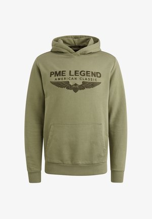 Oliwkowa bluza z kapturem wykonana z miękkiego materiału, z przednią kieszenią, ribbowanym dołem i mankietami, z czarnym logo "PME LEGEND AMERICAN CLASSIC" oraz wzorem skrzydła.