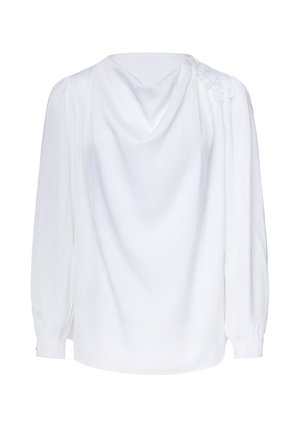Hvid langærmet bluse set bagfra, løs pasform med let rynk ved skuldrene, ensfarvet stof, ingen synlige lukninger eller mønstre.