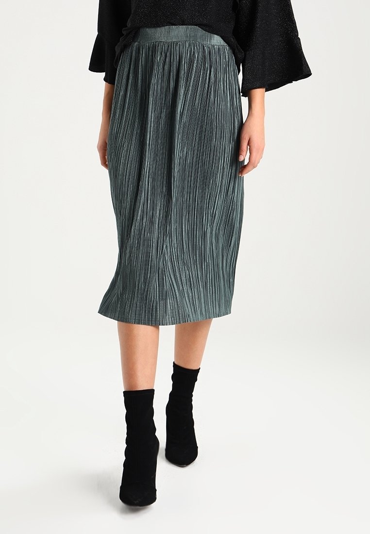 Falda midi plisada en verde azulado oscuro con un diseño texturizado, que presenta una cinturilla elástica ancha y una silueta suave y fluida.
