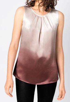 Ærmeløs satinbluse med beige til brun ombre, rund halsudskæring med subtile folder, båret med sorte bukser, vist fra nakke til hofter.