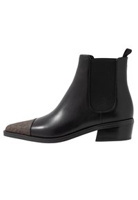 Stivale alla caviglia in pelle nera con una punta a cappuccio marrone texturizzato, pannelli laterali elastici e un tacco basso a blocco. Finitura liscia con un design elegante.