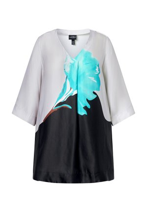 Hvid, sort og blågrøn tunika med trekvartærmer, V-hals og abstrakt blomsterprint centreret foran.