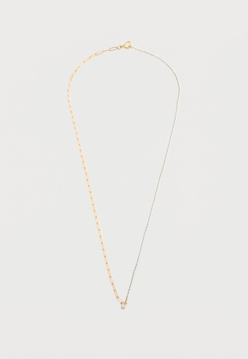 Κολιέ με δύο στυλ αλυσίδας: το ένα μισό χρυσά ορθογώνια κρίκοι, το άλλο μισό ασημένιο λεπτό κρίκοι, στερεωμένο με μικρό χρυσό κούμπωμα.