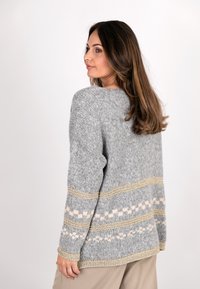 Helles grauer, gestrickter Pullover mit langen Ärmeln, ausgestattet mit creme- und goldfarbenen Streifenakzenten. Lockere Passform, runder Ausschnitt und strukturierte Wolle.