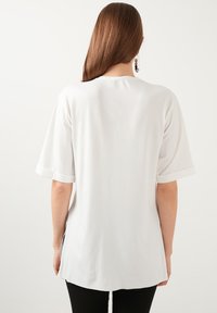 LELA Slim Fit - Palaidinė - ecru