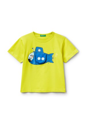 Gelbes Baumwoll-T-Shirt mit einem blauen U-Boot-Design, das ein kreisförmiges Fenster, Blasen und eine kleinere Figur im Inneren zeigt. Kurze Ärmel.